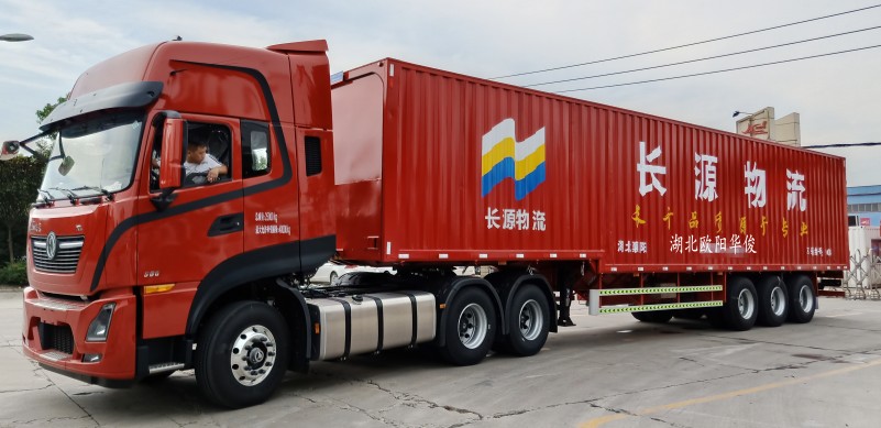 13.75米长三轴飞翼半挂车-图2 骨架半挂车上配的飞翼车厢上装